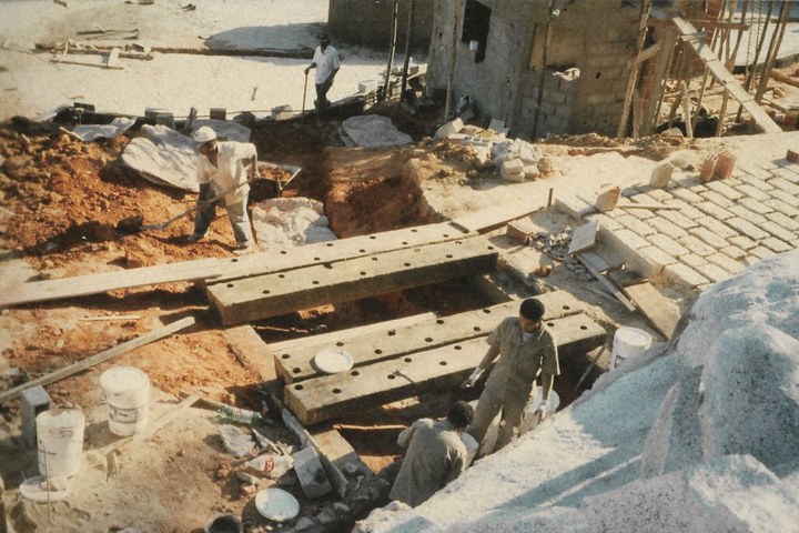 Obra em andamento, com operários e formas de madeira, em 1998