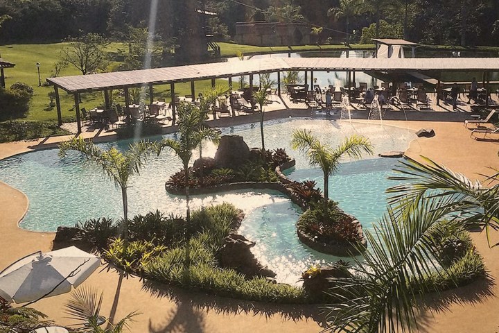 Piscina com ilhas de pedra e palmeiras, em 2014