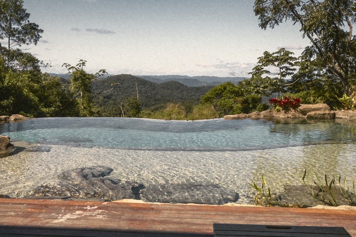 Piscina de borda infinita com vista para as montanhas, em 2024