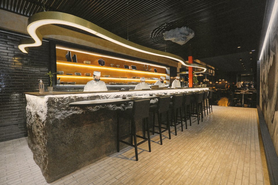 O balcão de pedra do restaurante Ryoan