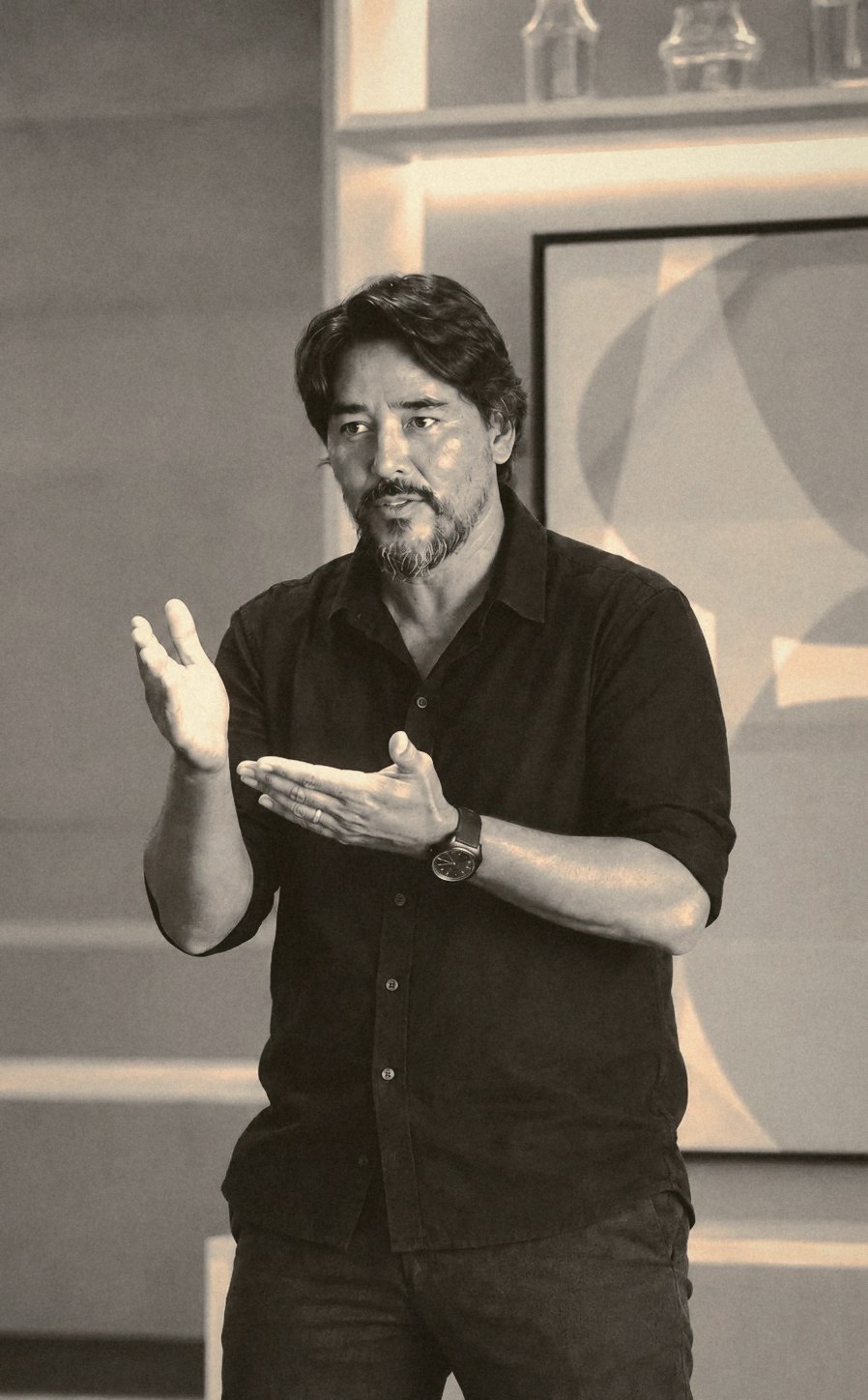 Ricardo Botelho, de camisa escura, falando e gesticulando