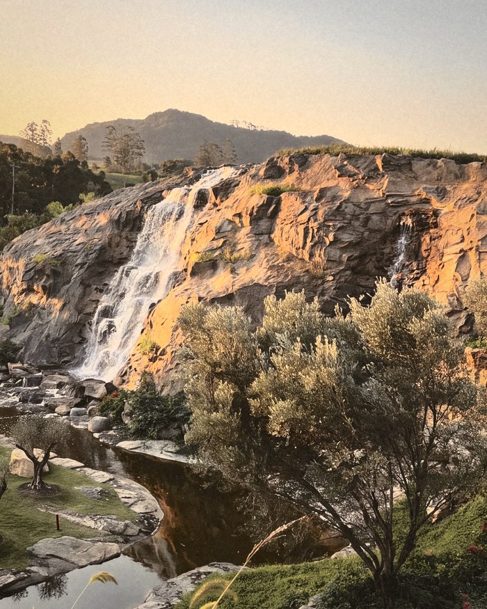 A cascata de pedra do All Resort no Porto Belo Golf Club, ao entardecer